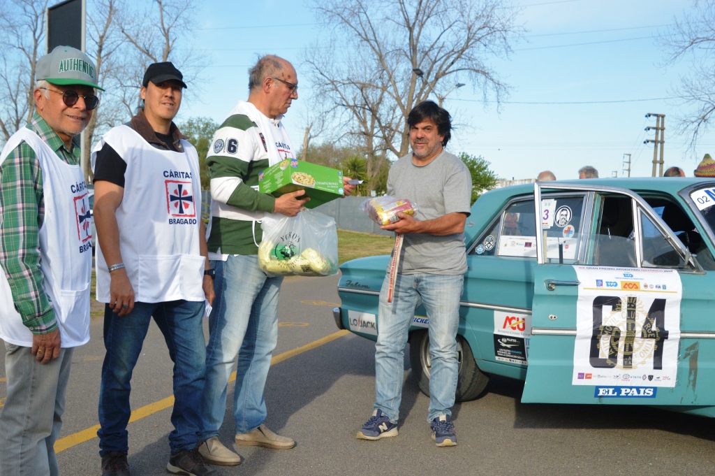 La Galeria de Fotos del 19° Gran Premio Argentino Histórico: Cada binomio participante aportó solidariamente 25 kg de alimentos a CARITAS Argentina.jpg